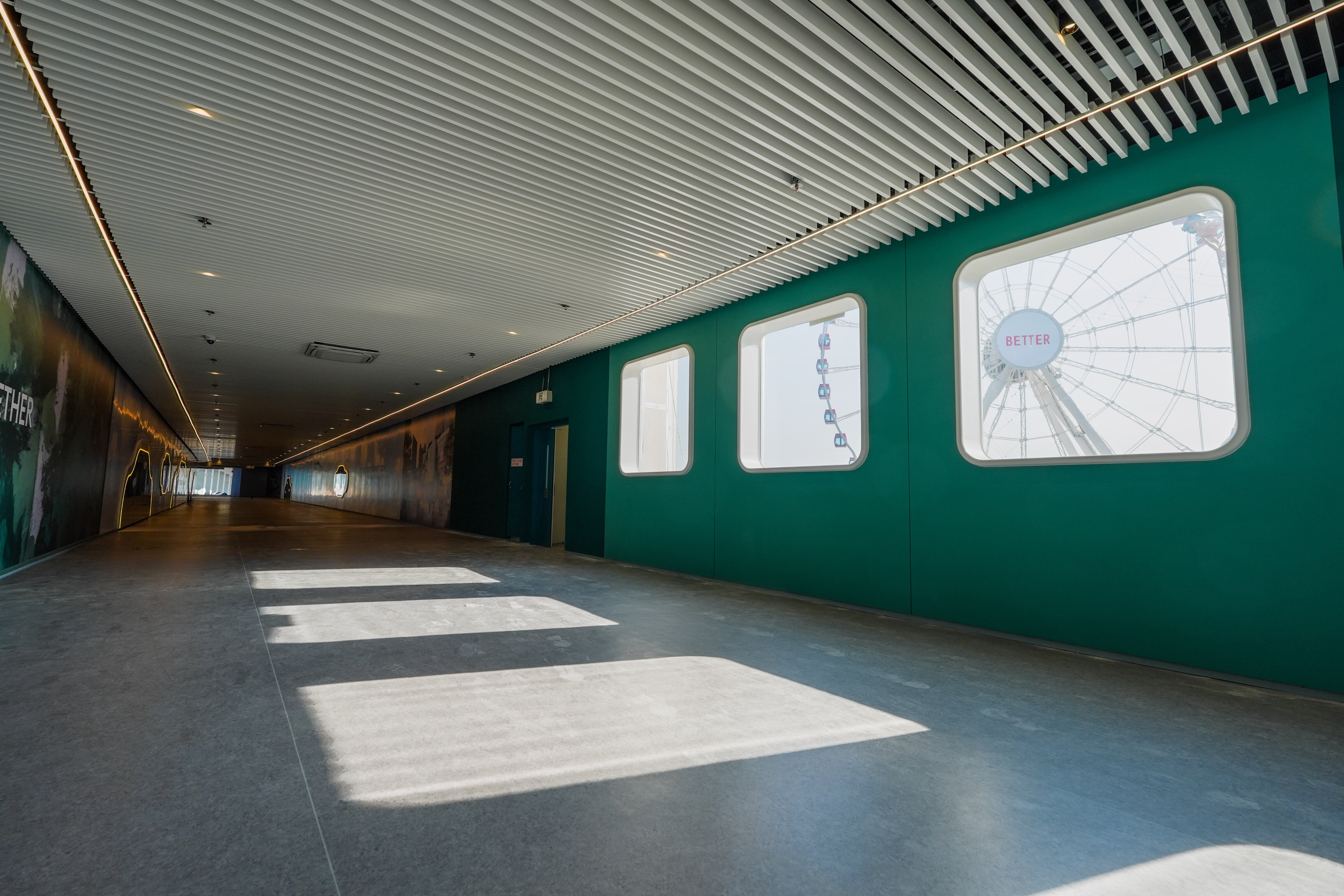 通道設有多組窗戶增強採光。