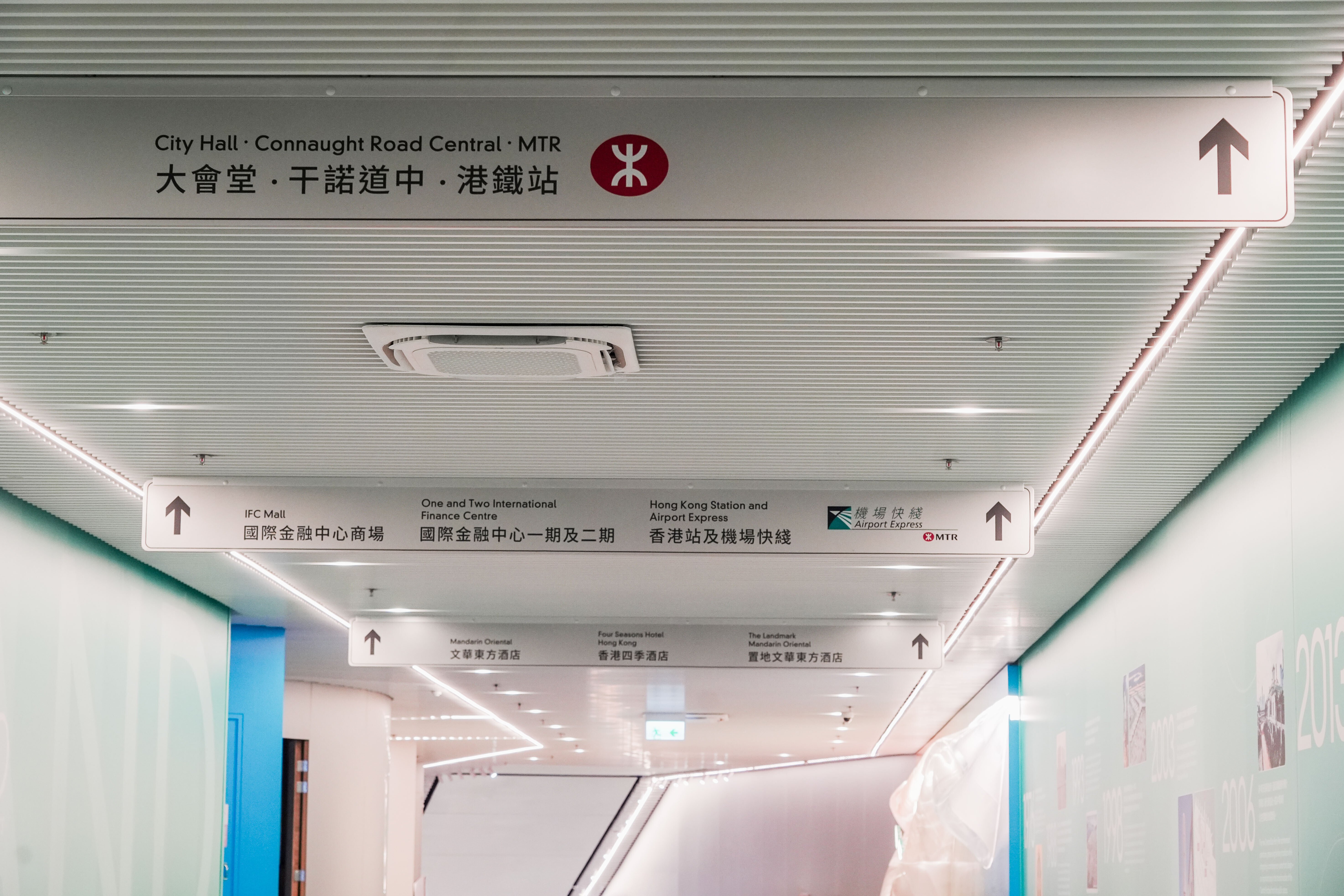 通道內設有指示牌,指引行人往返中環多處。