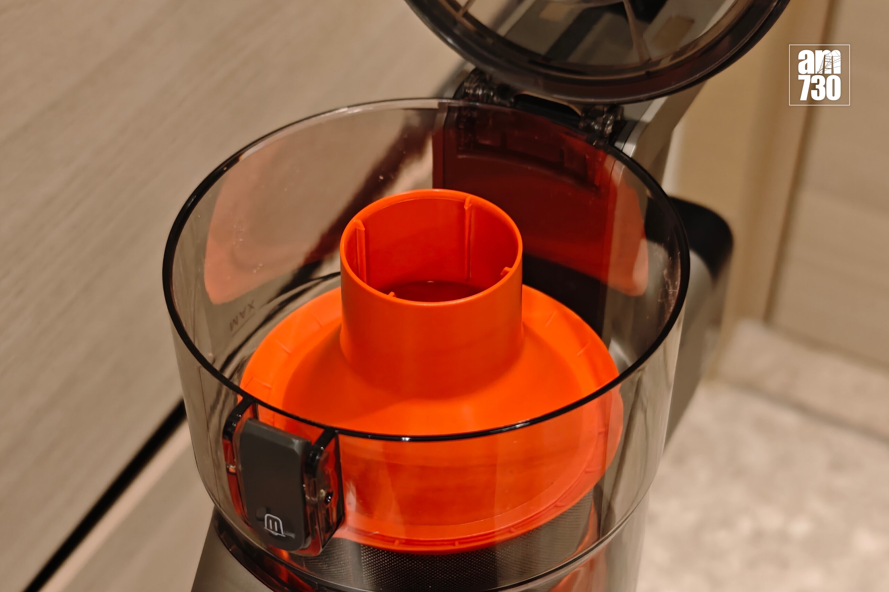 Xiaomi無線吸塵器G30 Max集塵格相當大,一打開除塵清洗。