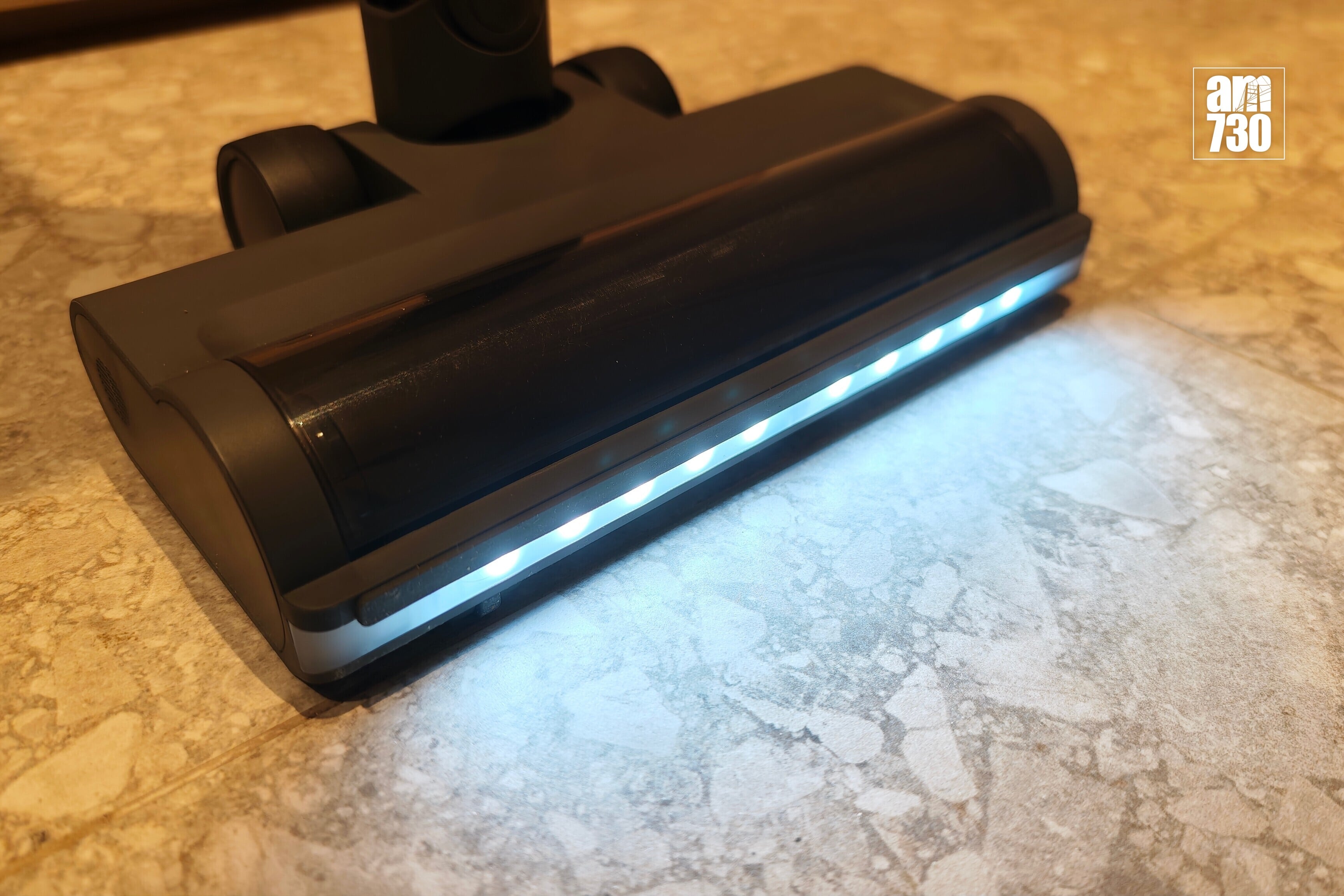 Xiaomi無線吸塵器G30 Max白光LED燈照明可看到地面灰塵污物。