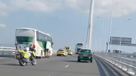 一輛旅遊巴於深圳灣公路大橋失事自炒，17人受輕傷，司機被捕。（的士司機資訊網 Taxi 影片截圖）