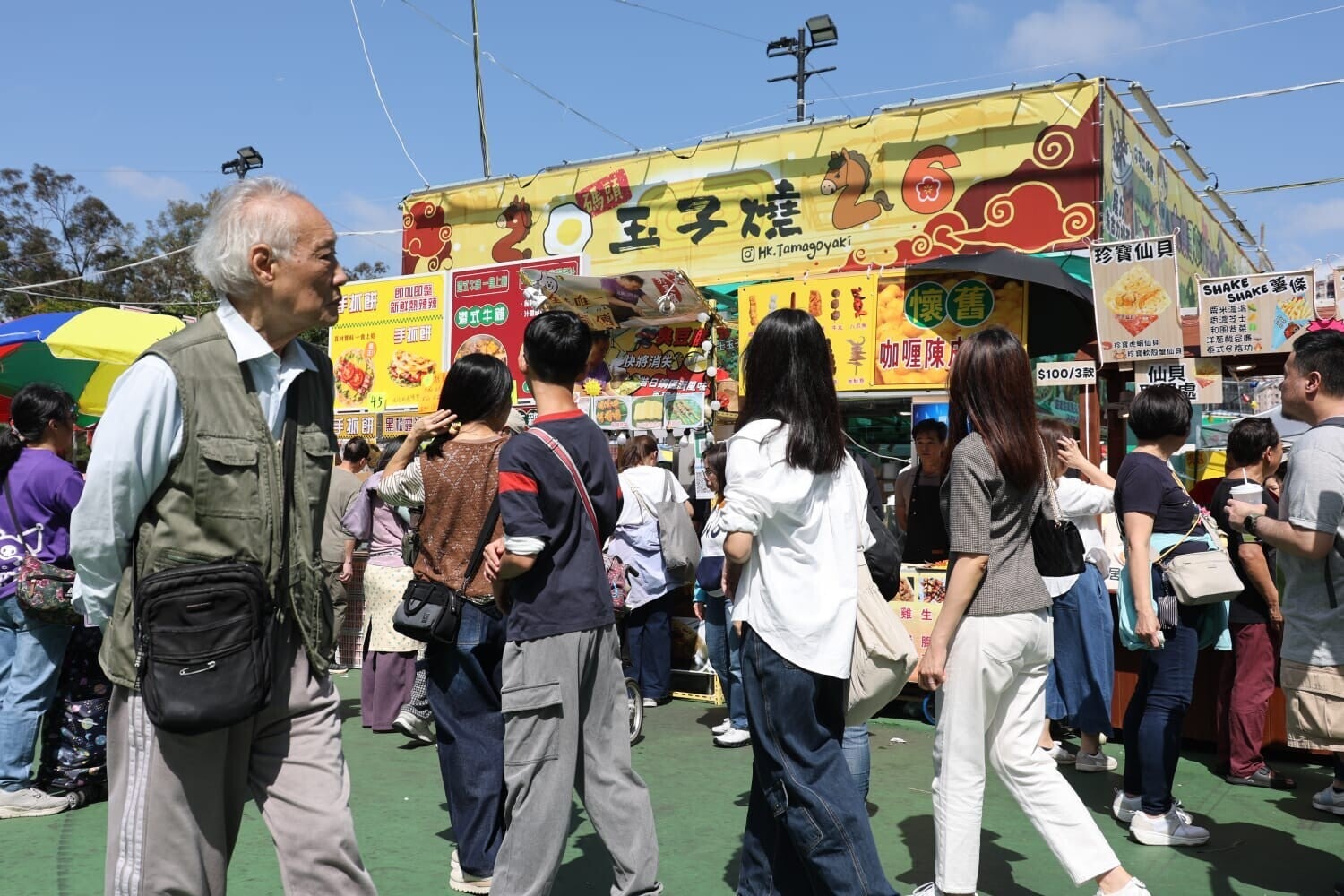 年宵花市人流暢旺 檔主:旺丁不旺財 (周令知攝)