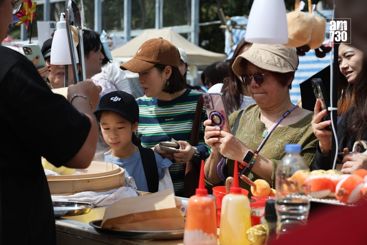 年宵花市人流暢旺 檔主:旺丁不旺財 (周令知攝)