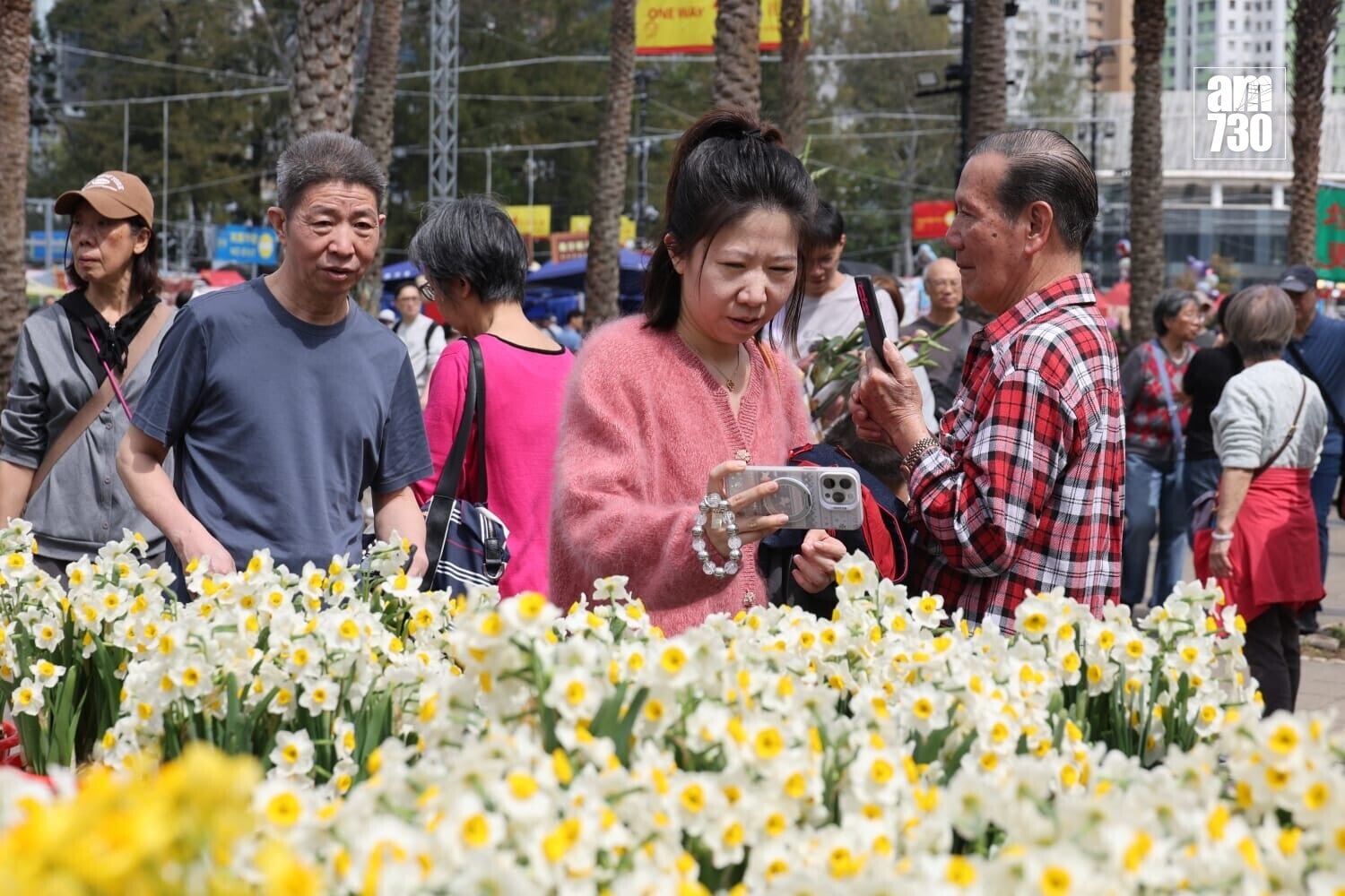 年宵花市人流暢旺 檔主:旺丁不旺財 (周令知攝)