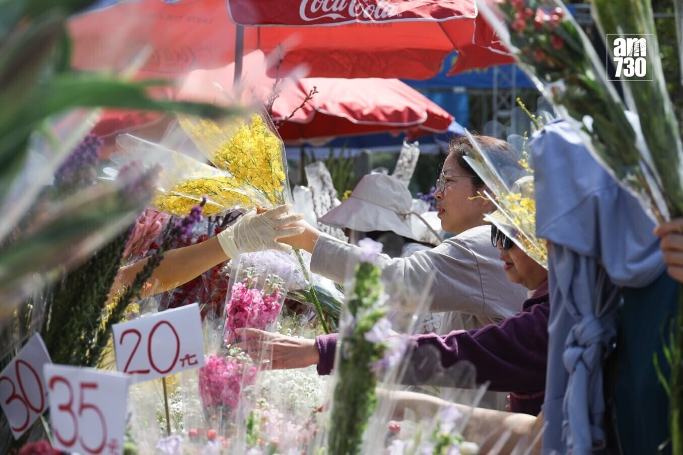 年宵花市人流暢旺 檔主:旺丁不旺財 (周令知攝)