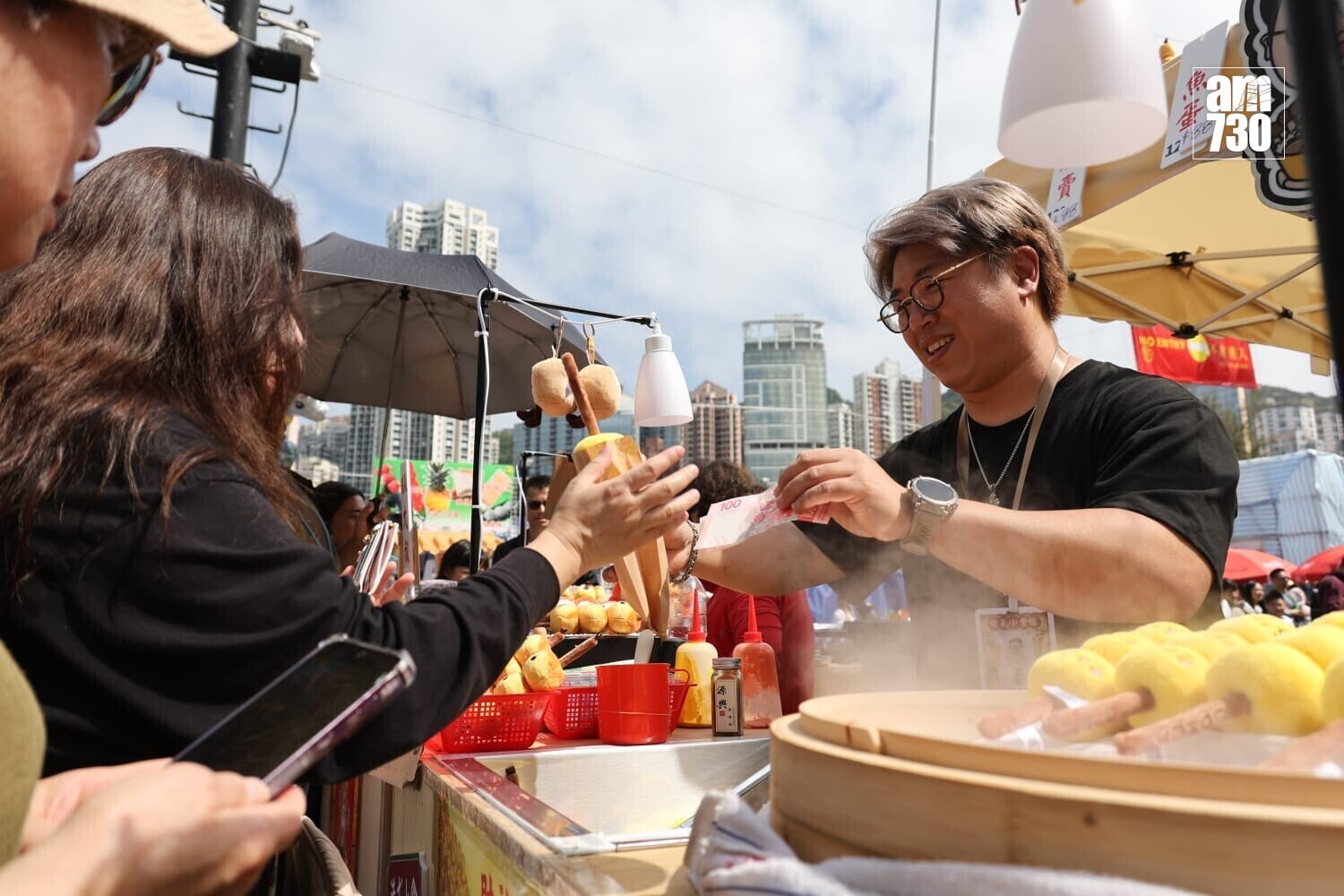 年宵花市人流暢旺 檔主:旺丁不旺財 (周令知攝)