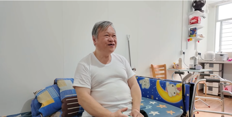 鄧先生(左)指生活環境有很大改善。