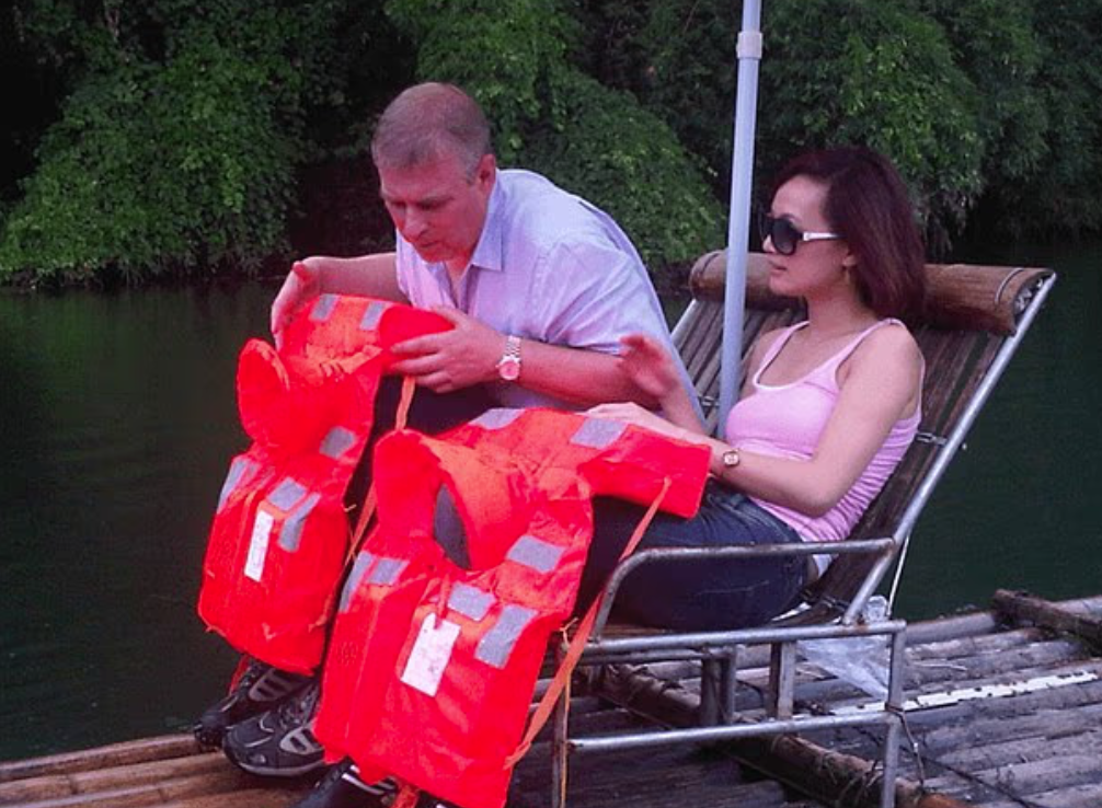 另有照片可見安德魯跟一名女子乘坐竹筏。(互聯網)