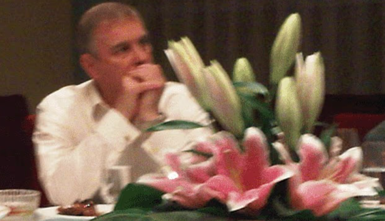 最新曝光檔案包括安德魯訪華時出席愛潑斯坦安排的飯局的照片。當晚有多人出席,包括一位當時23歲的美女模特兒。(互聯網)