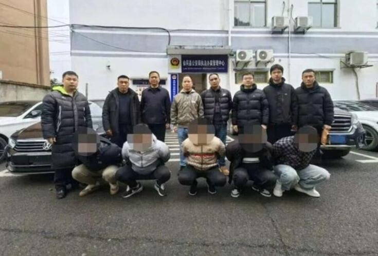 5人（前排蹲下者）都遭到逮捕。（圖／翻攝《網易》）