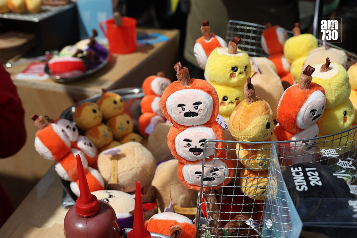 維園年宵攤檔「爐氣」出售以各種港式小食為主題的公仔。(周令知攝)