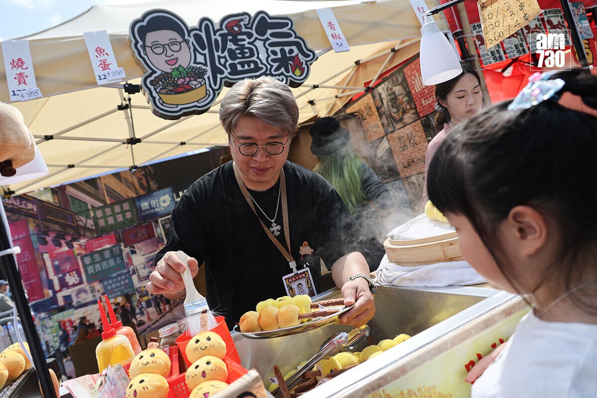 維園年宵攤檔「爐氣」出售以各種港式小食為主題的公仔。(周令知攝)