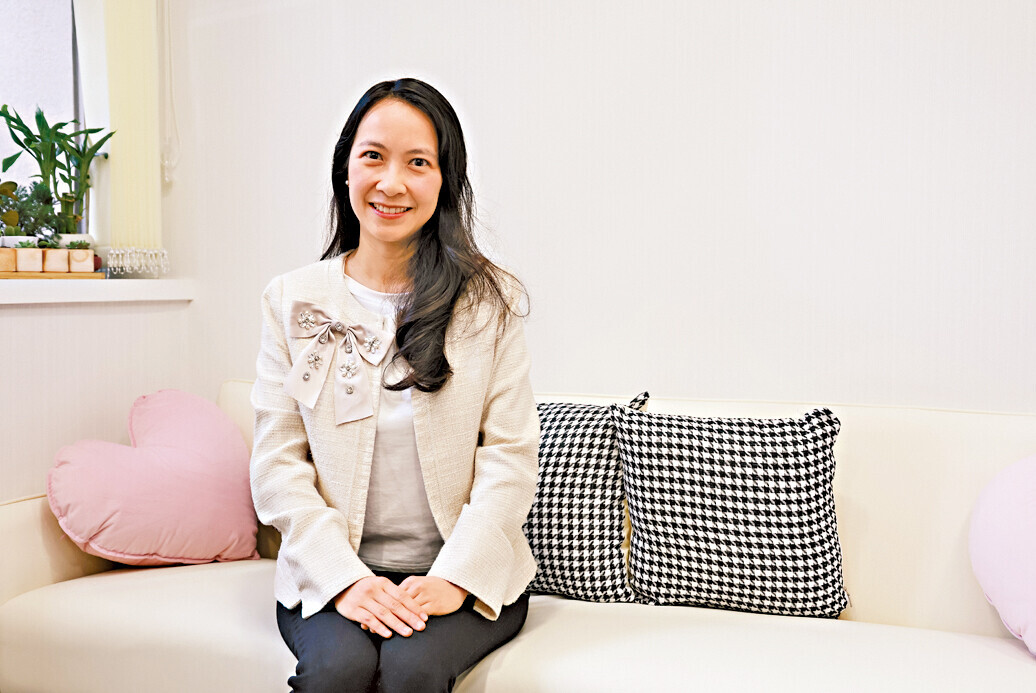 何雅莉指出,「教他們用恭賀手勢、微笑點頭或寫賀卡,讓他們在不需要口頭表達的情況下,依然能夠傳達恭賀的心意。」