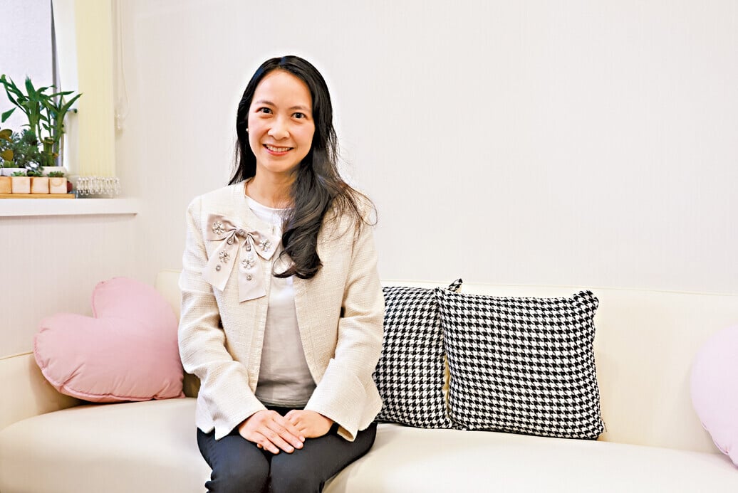 何雅莉指出,「教他們用恭賀手勢、微笑點頭或寫賀卡,讓他們在不需要口頭表達的情況下,依然能夠傳達恭賀的心意。」