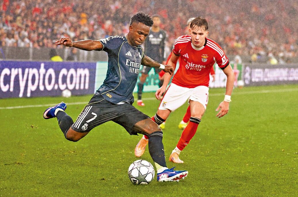 雲尼斯奧斯(左)