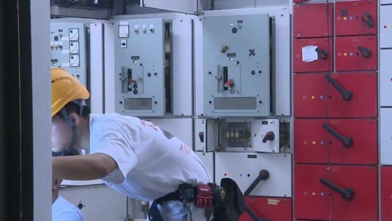 葵涌邨夏葵樓一度全幢停電，房署搶修後凌晨1時半恢復電力。(有線新聞截圖)