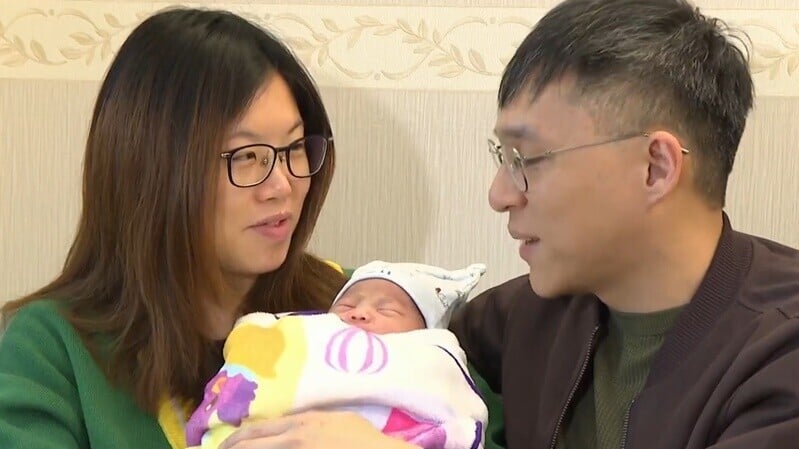吳氏夫婦的第一胎在法國醫院出世。(有線新聞截圖)