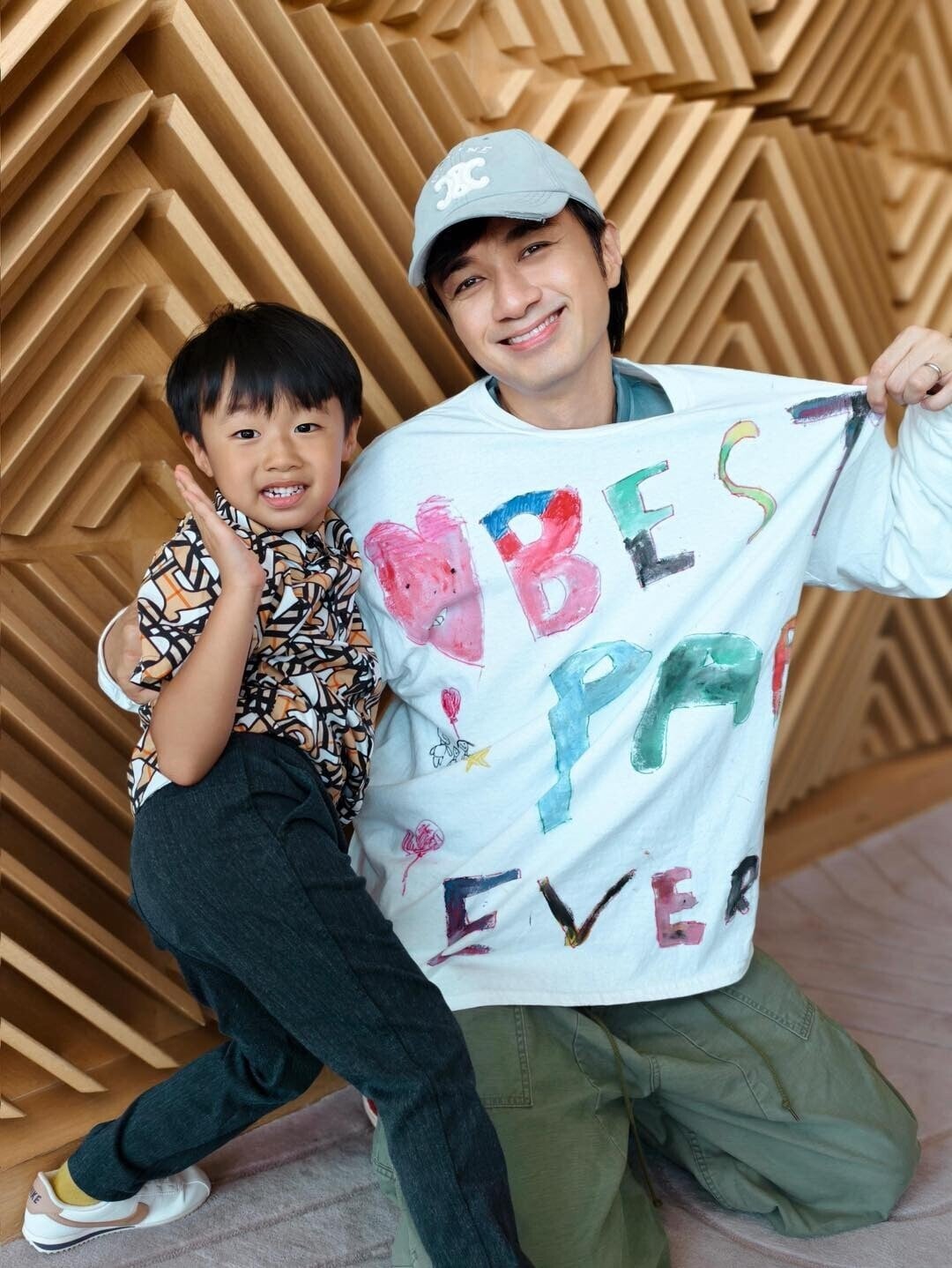古巨基與兒子Kuson感情要好,如今Kuson成為哥哥,要學懂照顧弟弟。(IG@leoku)