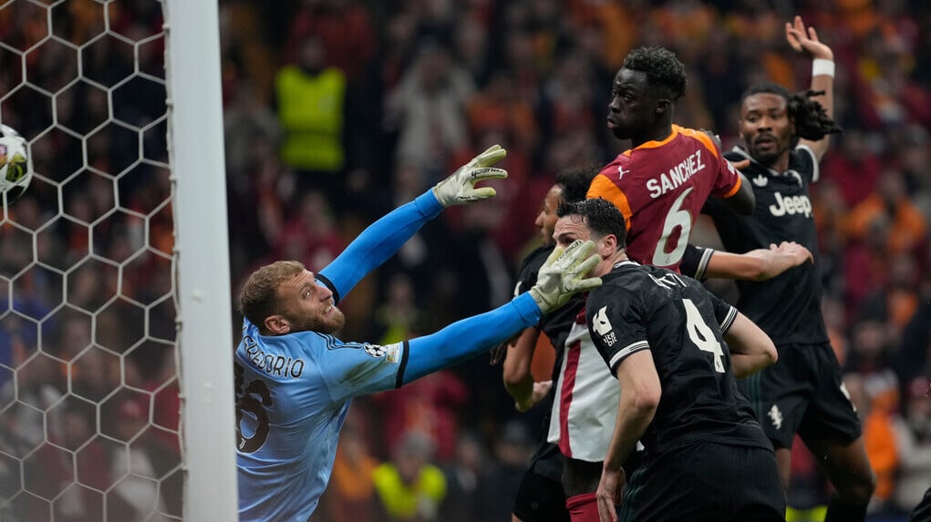 歐聯｜祖雲達斯領先下連失5球慘負加拉塔沙雷， 前熱刺中堅達雲臣山齊士（Davinson Sanchez）射成3︰2一刻。（美聯社）