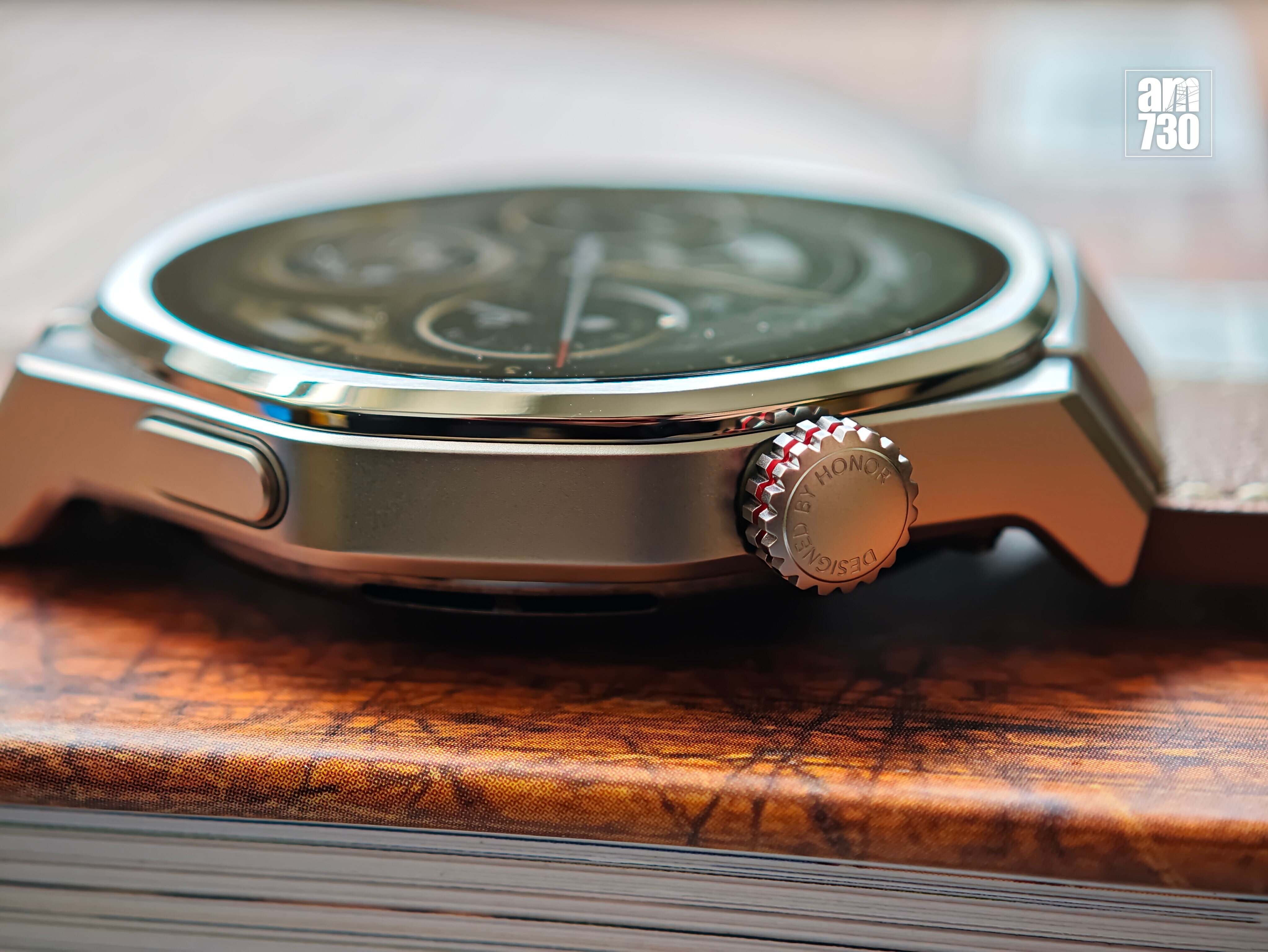 HONOR Watch 5 Ultra錶身設有旋轉錶冠及按鍵。