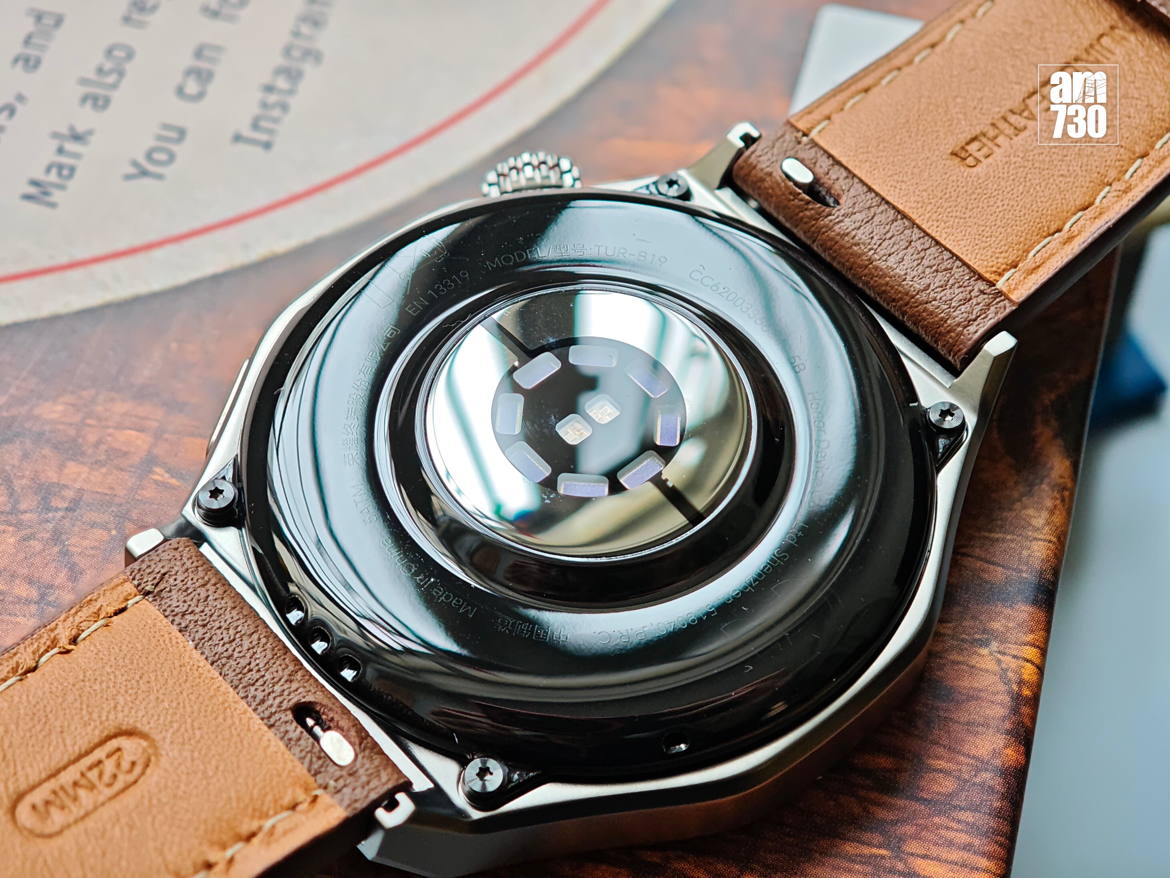 HONOR Watch 5 Ultra以磁吸充電器充電。