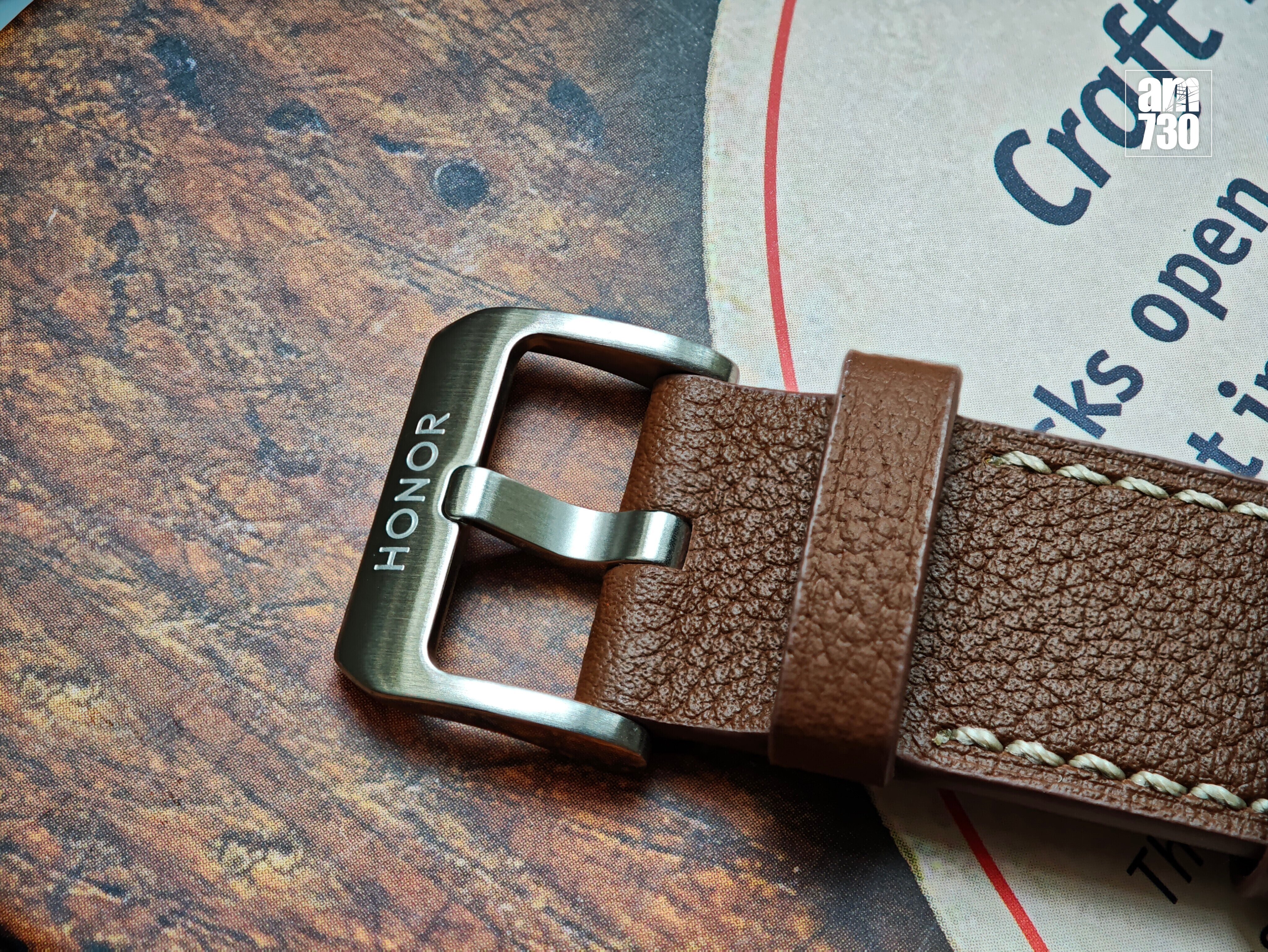 HONOR Watch 5 Ultra「指揮官」皮革錶帶質感細緻。