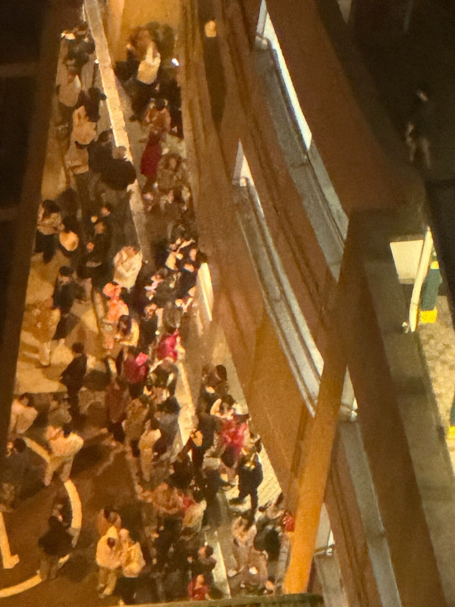 將軍澳健明邨有單位凌晨煲燶牛肉冒煙,數百居急疏散。(立法會議員方國珊FB)