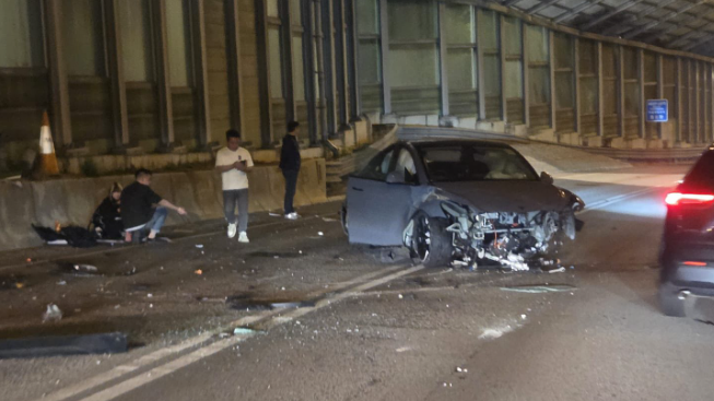 其中一輛Tesla車頭方向調轉爛，車頭嚴重損毀，泵把及左前轆飛脫，逆線停在路中，有乘客在路邊待援。 車cam L（香港群組）
