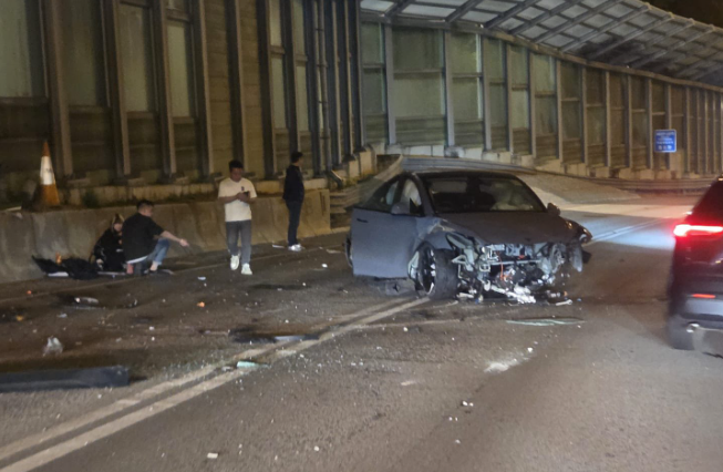 其中一輛Tesla車頭方向調轉爛,車頭嚴重損毀,泵把及左前轆飛脫,逆線停在路中,有乘客在路邊待援。 車cam L(香港群組)