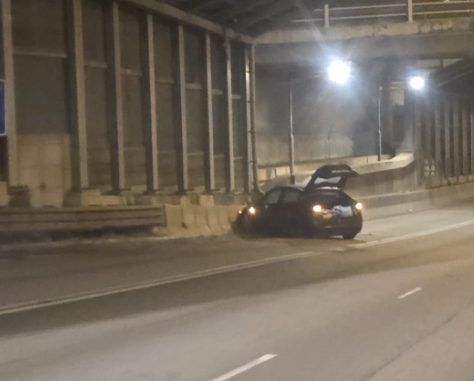 其中一輛Tesla車頭方向調轉爛,車頭嚴重損毀,泵把及左前轆飛脫,逆線停在路中,有乘客在路邊待援。 車cam L(香港群組)