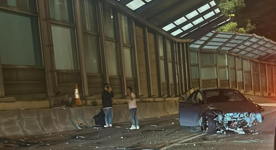 其中一輛Tesla車頭方向調轉爛,車頭嚴重損毀,泵把及左前轆飛脫,逆線停在路中,有乘客在路邊待援。 車cam L(香港群組)