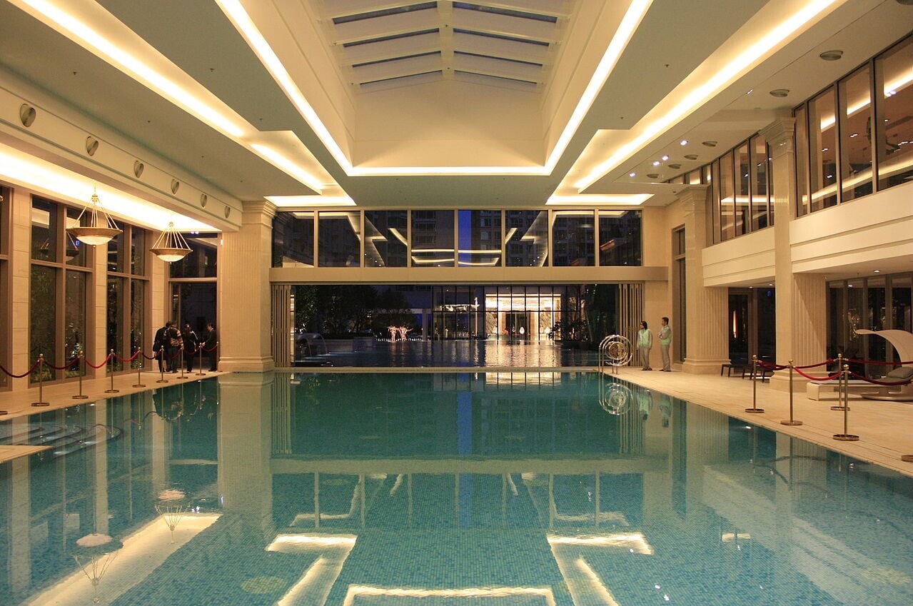 港鐵烏溪沙站上蓋「銀湖.天峰」會所室內游泳池(維基百科/資料圖片)