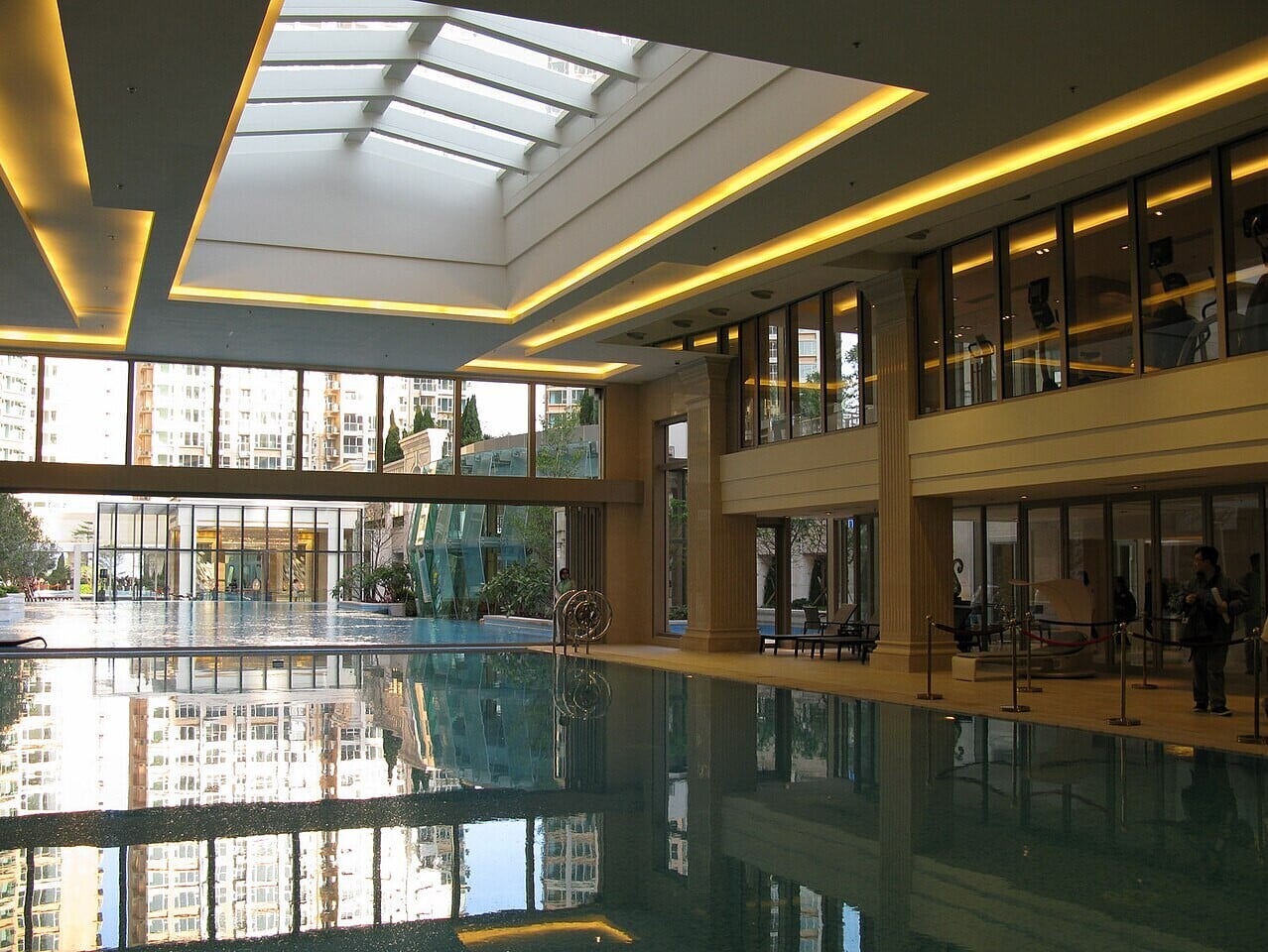 港鐵烏溪沙站上蓋「銀湖.天峰」會所室內游泳池(維基百科/資料圖片)