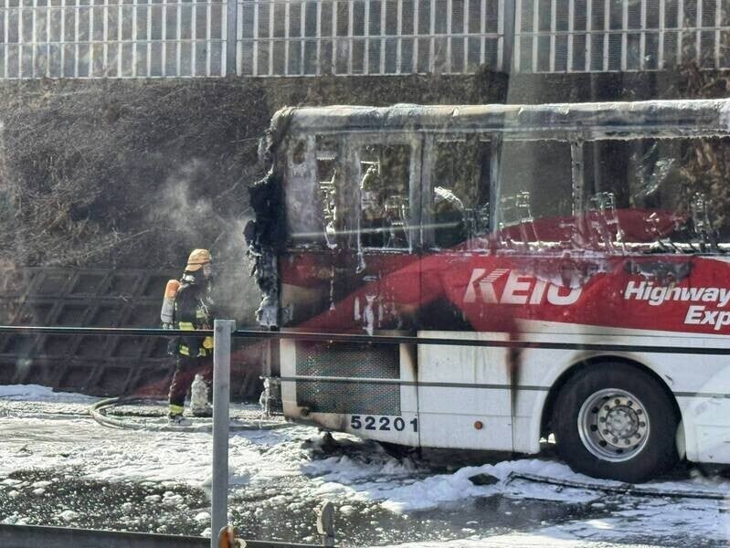 巴士突然起火,車上40名乘客緊急逃生