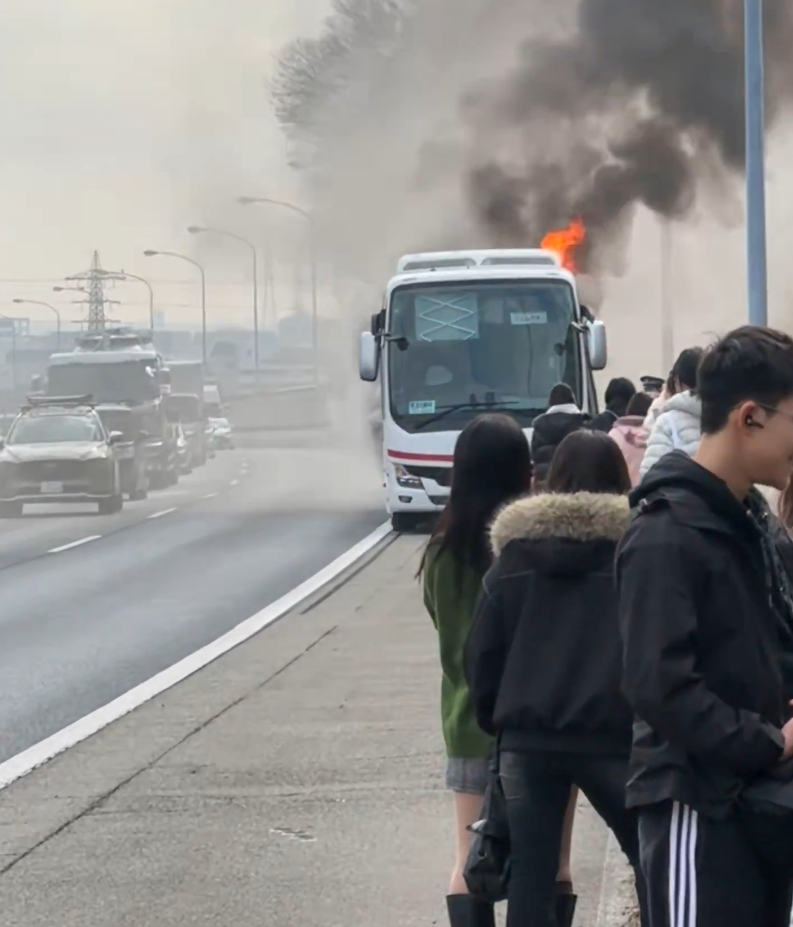 巴士疑似從引擎起火,停在路邊