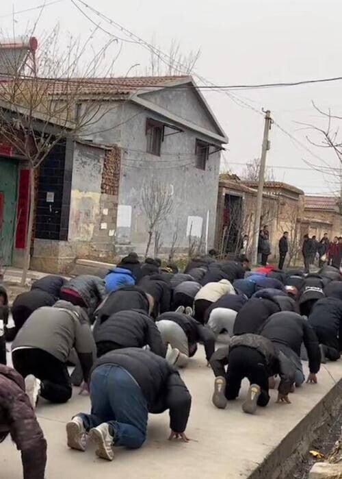 男性晚輩們在輩分最高者的帶領下,按照血緣親疏和年齡長幼依次列隊,神情莊重,步伐整齊,逐戶向長輩拜年