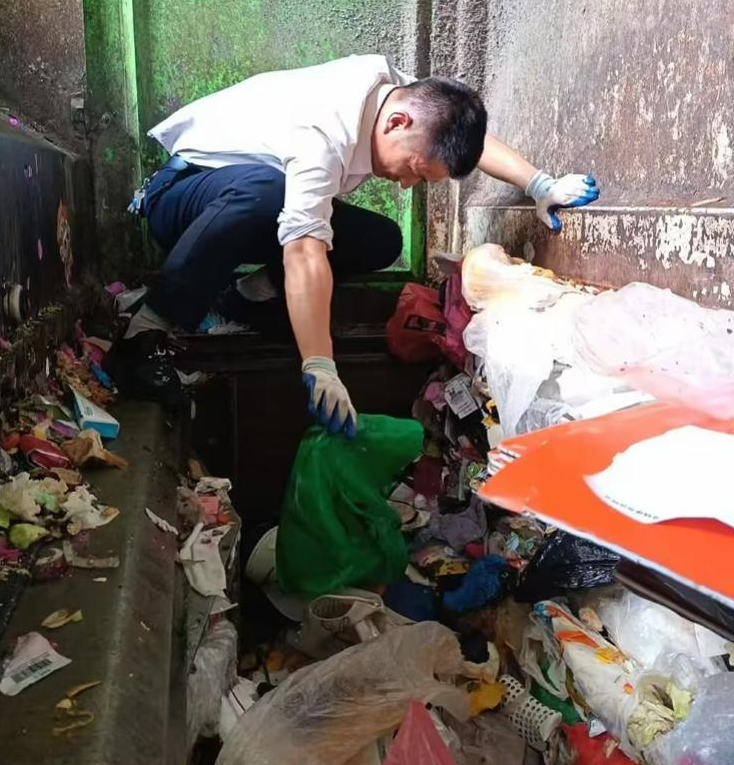 深圳小童誤將家中裝有10萬元人民幣現金的包裹當垃圾丟棄,被清運至中轉站混入13噸壓縮垃圾中。管家、清潔、保安總動員花7個小時逐袋垃圾翻找,成功找回現金。(網上圖片)