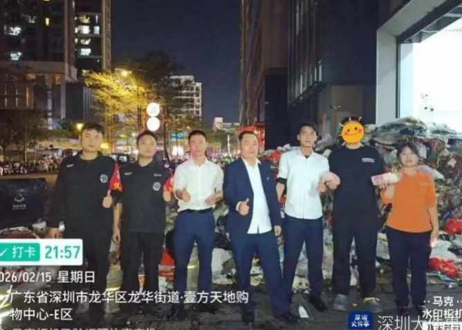 深圳小童誤將家中裝有10萬元人民幣現金的包裹當垃圾丟棄,被清運至中轉站混入13噸壓縮垃圾中。管家、清潔、保安總動員花7個小時逐袋垃圾翻找,成功找回現金。(網上圖片)