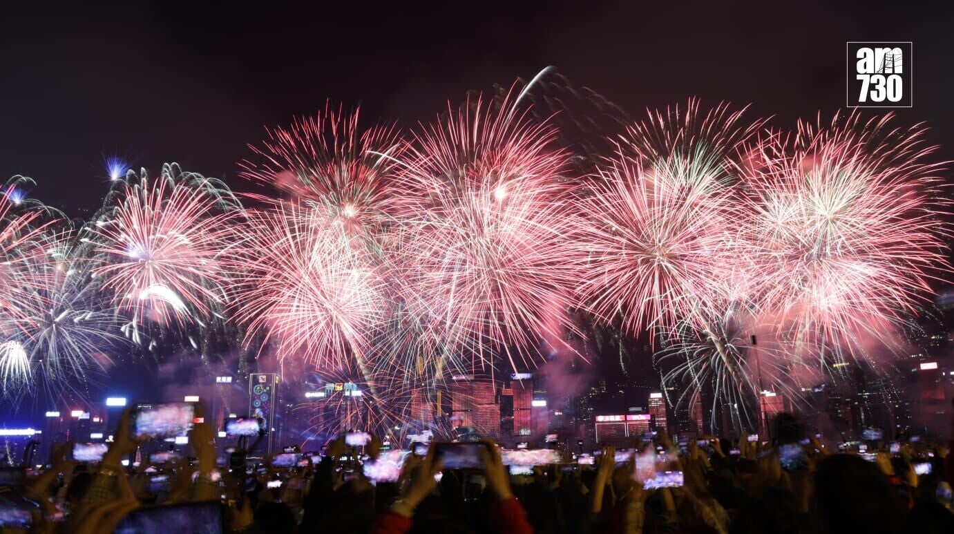 農曆新年煙花匯演晚上在維港上空上演(吳康琦攝)