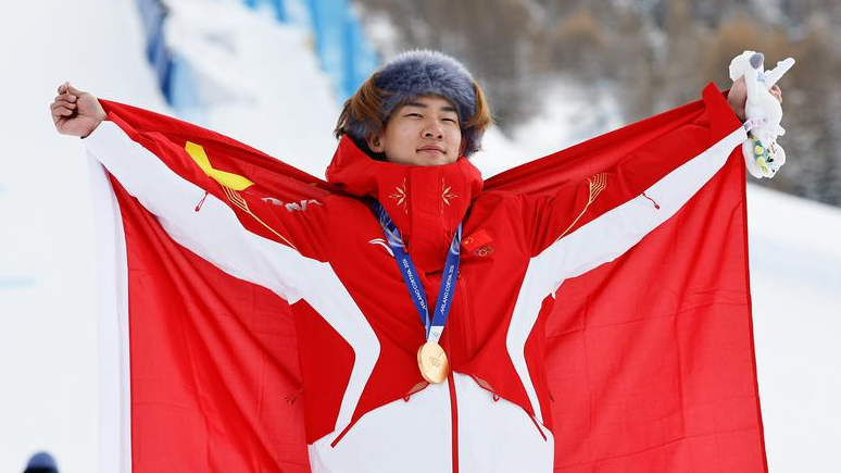 米蘭冬奧，22歲國家隊選手蘇翊鳴在單板滑雪男子坡面障礙技巧決賽，為國家體育代表團奪得今屆冬奧會首枚金牌(新華社)