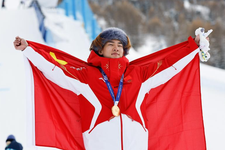 米蘭冬奧,22歲國家隊選手蘇翊鳴在單板滑雪男子坡面障礙技巧決賽,為國家體育代表團奪得今屆冬奧會首枚金牌(新華社)