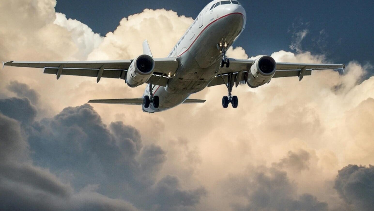 飛機機身大多為白色。（示意圖／Pexels）