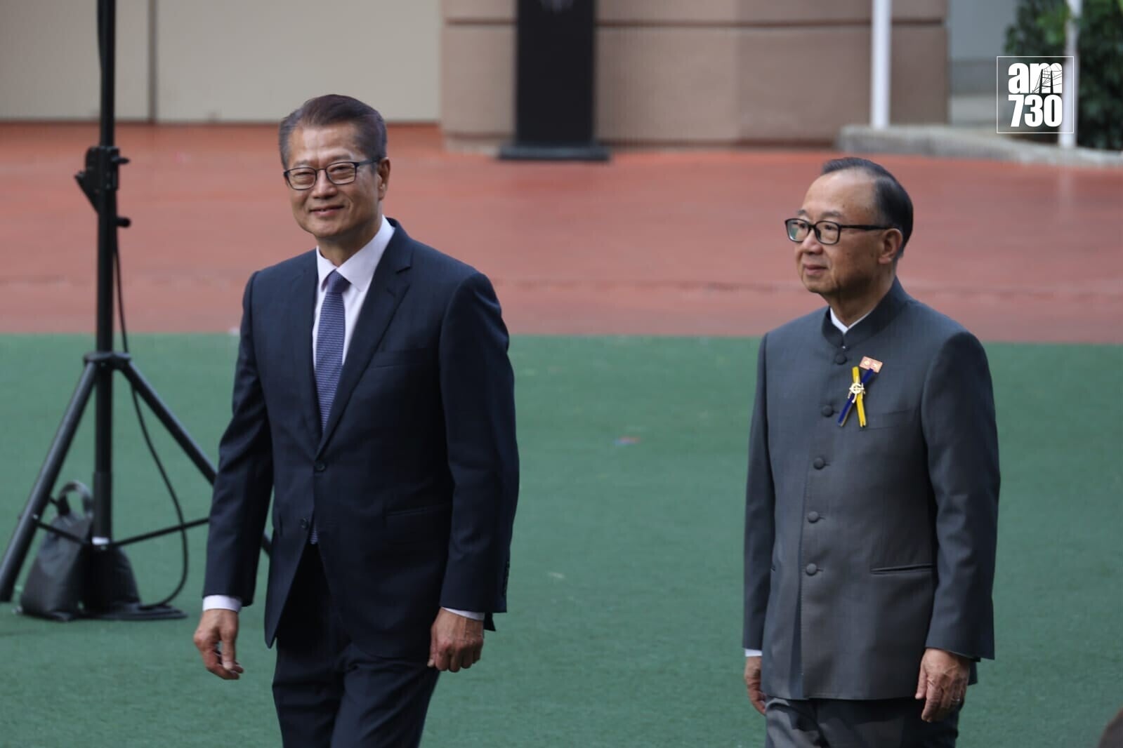 陳茂波(左)及馬會主席廖長江。(周令知攝)