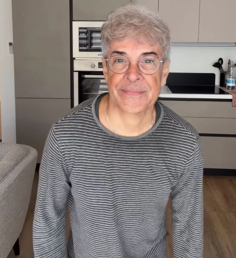 布蘭達歐的老妝(左)及真人狀態(右)。他主張衣著打扮毋須符合自己年齡。(互聯網)