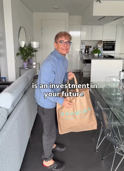 他主張衣著打扮不需要符合年齡,否則會顯老。(互聯網)