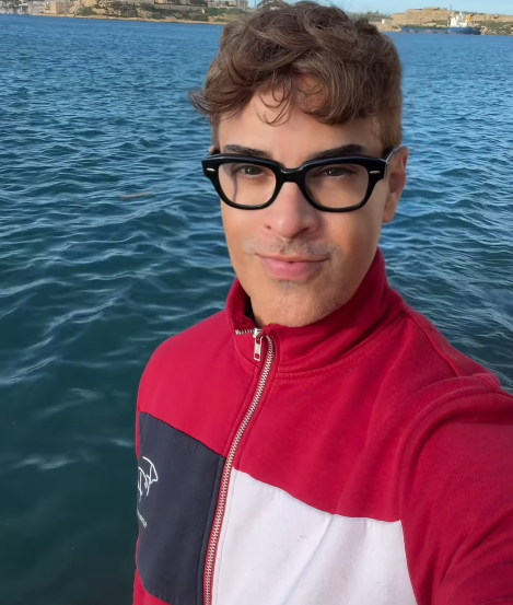 他主張衣著打扮不需要符合年齡。(互聯網)