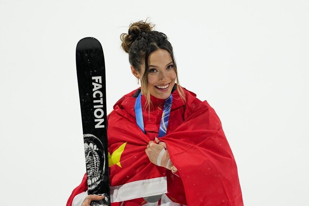 米蘭冬奧,谷愛凌奪自由式滑雪女子大跳台銀牌。(AP)