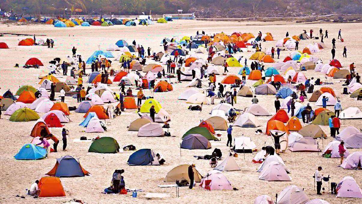 農曆新年期間鹹田灣出現大量露營帳篷。(綠色和平圖片)
