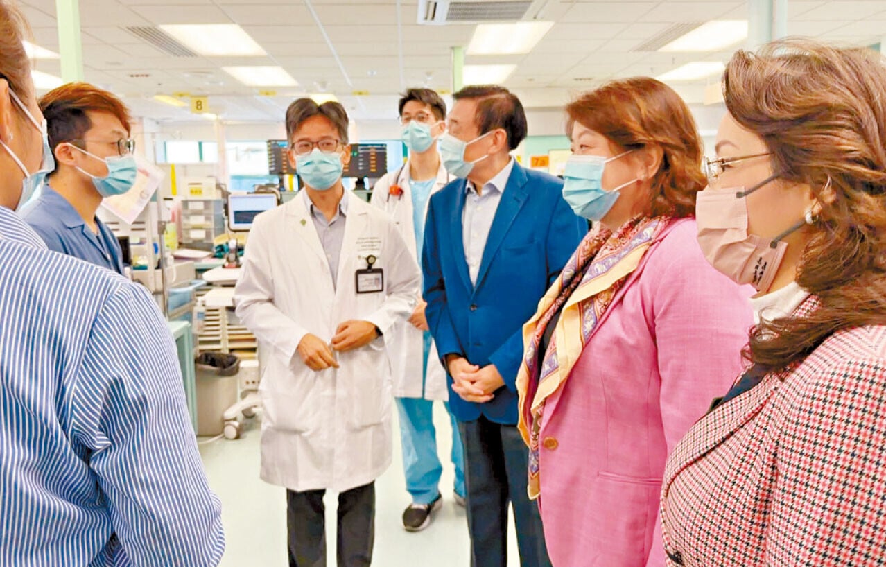 醫管局主席范鴻齡(右三)及行政總裁李夏茵(右二)視察醫院在新春期間的運作。(醫管局FB)