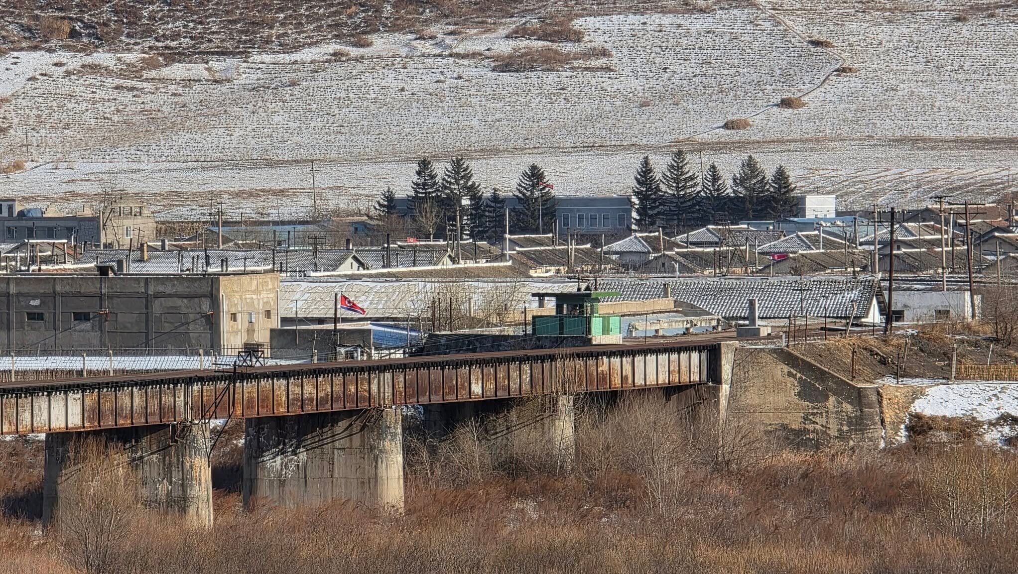 隔着圖們江,可以清楚看到對岸的國旗、哨崗與界碑。